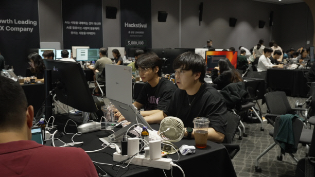 지난 5일 LG유플러스 서울 강서구 마곡 사옥에서 '핵스티벌' 참가자들이 개발 아이디어를 모으고 있다. LG유플러스 제공